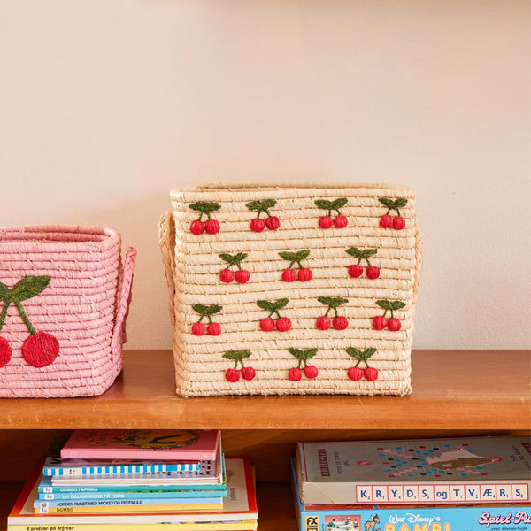 Firkantet Raffia Kurv i Small Cherries All Over Design i Natur