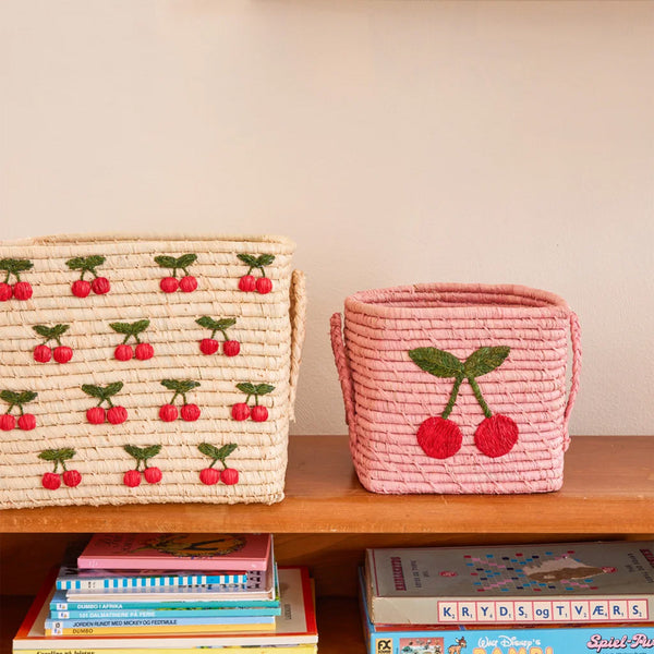 Lille Firkantet Raffia Kurv i Big Cherry Design i Pink