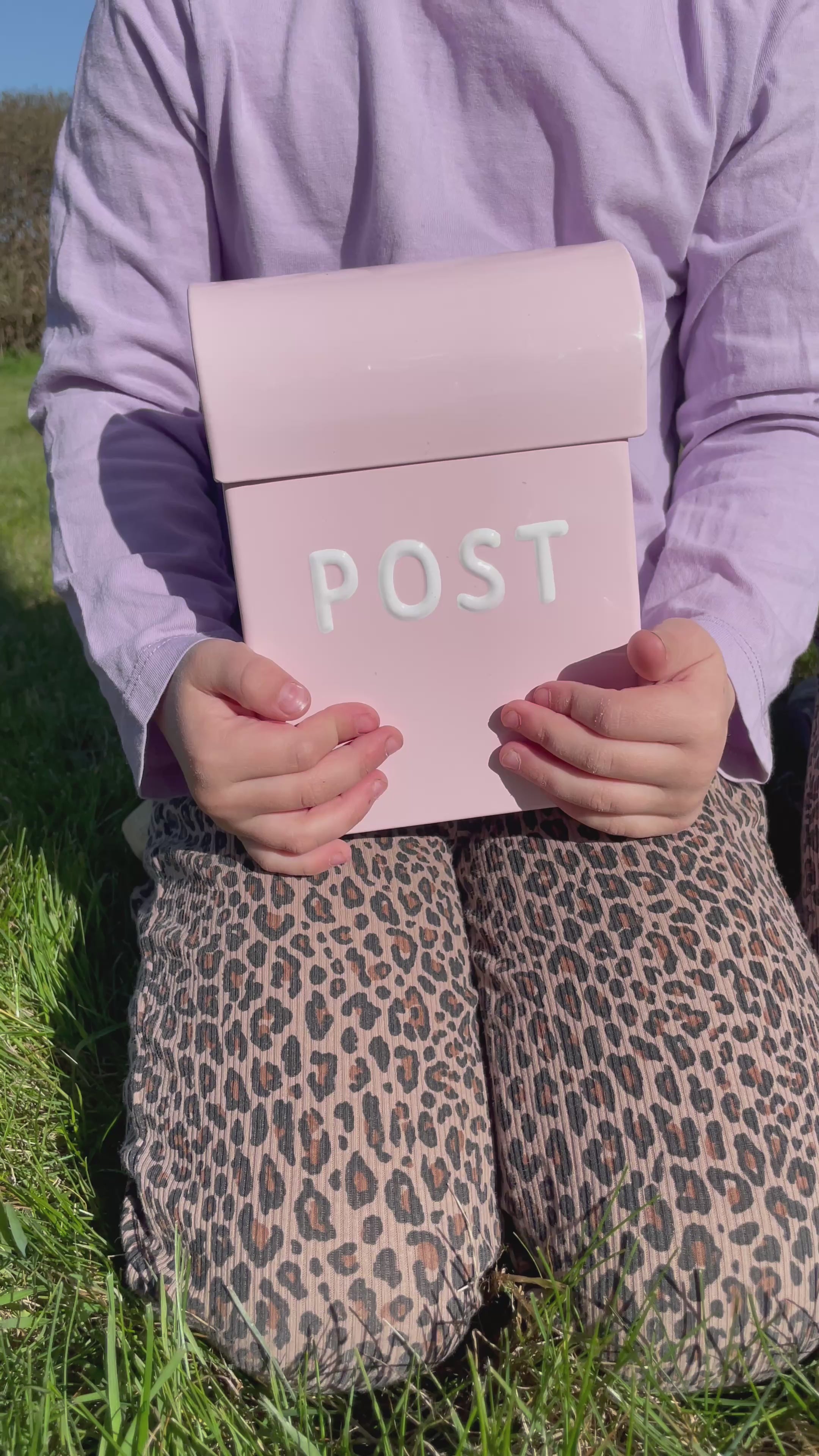 Video laden: Mini Bruka Design Briefkasten in rosa
